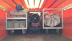 Mittler Reihe mit Aufenthaltszelt rechts, Heißluftgebläse mittig und Duschzelt links