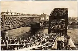 Deutsche Truppen überqueren die beschädigte neue Brücke, 1917; links die nicht erhaltene alte Brücke