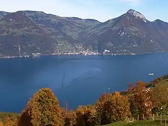 Blick auf Gersau von der gegenüberliegenden Seeseite (oberhalb Emmetten) aus