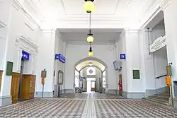 Aufnahms­ge­bäu­de der Sta­tion Gerst­hof mit dem ty­pi­schen schwarz-weiß ge­flies­ten Bo­den­be­lag aller Otto-Wag­ner-Sta­tio­nen