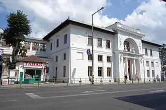 Westfassade des Aufnahmsgebäudes