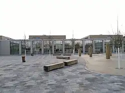 Schulhof und Magistrale