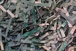 Schnipsel von geschredderten DM-Banknoten