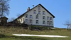 stattlicher giebelständiger Satteldachbau, verschindelt