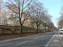Mauer zum ehemaligen Bahngelände, heute: Park auf dem Nordbahnhof