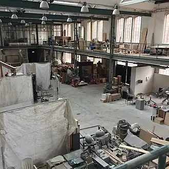 Werkhalle mit abgetrennten Arbeitsbereichen, 2015