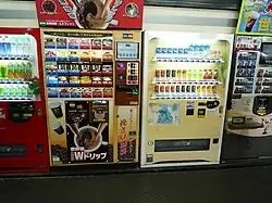 Mehrere Getränkeautomaten in Japan