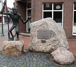 Die Teufelsplastik in Gettorf mit der Legende zum Düvelstein