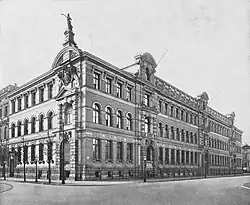 Das Schulgebäude um 1920
