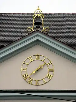 Giebel der früheren Karlskaserne am Freiburger Europaplatz mit Uhr und Glockenaufhängung des abgebrochenen zweiten Christophstores in Form eines doppelten L. Die Bourbonenlilie auf der Krone wurde durch ein Kreuz ersetzt, so widmete man das ursprüngliche Initial des französischen Königs Ludwig XIV. dem badischen Großherzog Ludwig II.