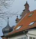 Neorenaissance-Schweifgiebel an einer Villa des 19. Jahrhunderts, mit erneuerter Rückverankerung (Göttingen, Hanssenstraße 6)