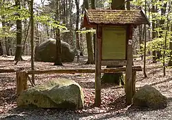 Informationstafel archäo­logischer Wanderpfad, dahinter der Giebichenstein