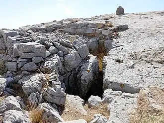 Altar des minoischen Heiligtums unterhalb des Gipfelsteins