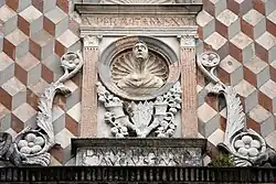 Fassade, Ädikula über dem rechten Fenster mit Büste Trajans