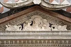 Tympanon über dem Portal mit segnendem Gottvater