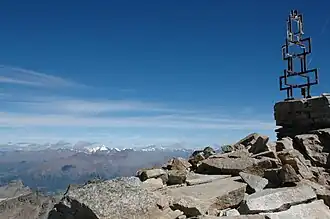 Gipfel mit Pyramide und Sicht auf Ötztaler Alpen