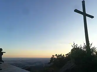 Gipfel des Büchelsteins bei Abendlicht mit Blick Richtung Donauebene