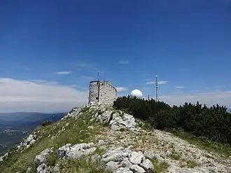 Gipfel des Vojak mit Aussichtsturm und Sendeanlagen