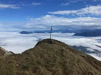 Blick zum Gipfelkreuz Richtung Osten