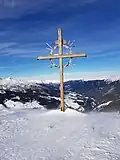 Gipfelkreuz 60&nbsp;m nordöstlich des Gipfels auf ca. 2107&nbsp;m&nbsp;ü.&nbsp;A.