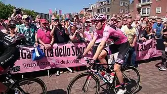 Tom Dumoulin, hier vor dem Start der zweiten Etappe, konnte in Praia a Mare das Maglia Rosa von Marcel Kittel zurückerobern.