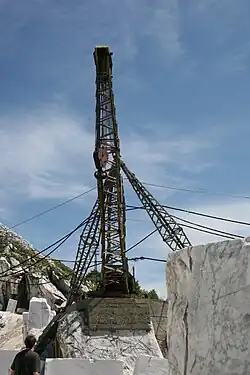 Stillgelegter Derrickkran in einem italienischen Steinbruch bei Seravezza