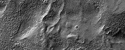 Nahansicht von Eisströmen im Krater Cruls. Aufnahme durch HiRISE, Mars Reconnaissance Orbiter