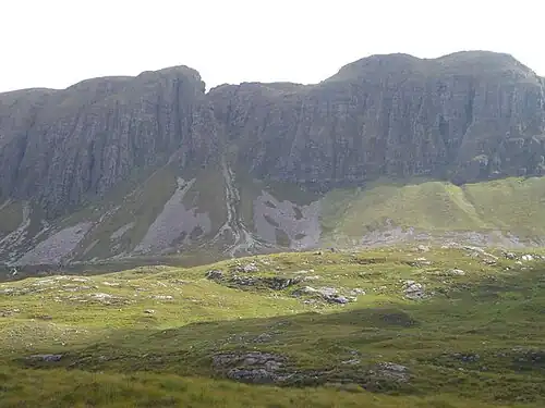 Der abrupt abbrechende Nordnordwestgrat des Quinags. Im Vordergrund vom Gletschereis überformtes Lewisian.