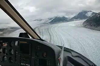 Meade-Gletscher (rechts) vereinigt sich mit einem Nebengletscher knapp 11 km oberhalb des unteren Gletscherendes