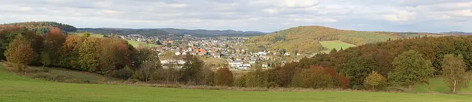 Der Ortsteil Gladenbach von Süden. Rechts der Kirchberg