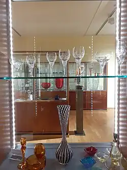 Blick in eine Vitrine mit Glasvasen