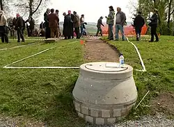 Kontrollschacht über dem 2011 entdeckten unterirdischen Gang, Verlauf weiß markiert