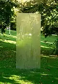 Vom Verein aufgestellte Glasstele Antiphon von Thierry Boissel im Kurpark Bad Münder[23]