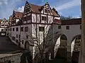 Schlosshof Forderglauchau: Osttor (links), Südtor (Bildmitte) und brückenartiger Bogengang (rechts) zum Schloss Hinterglauchau über dessen Burggraben