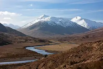 Der Beinn Fhada von Osten aus dem Glen Affric gesehen, links der Vorgipfel Sgùrr a’ Dubh Doire, rechts der Hauptgipfel