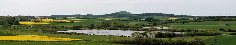 Panoramaaufnahme auf den Glockenborn. Gut zu erkennen sind die beiden Flachwasserseen, die den Großteil des Gebietes ausmachen.