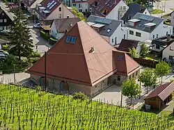 Die Glockenkelter von der Yburg gesehen.