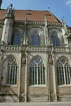 Die Strebepfeiler an den Ecken des Kapellenkranzes, darüber Strebepfeiler des Chorumgangs