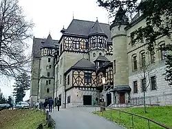 Steinfundament mit Fachwerk und Treppentürmen