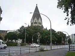 Zustand 2007, rechts neben der Kirche noch mit altem Gemeindehaus