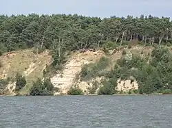 Steilküste des Weißen Bergs auf der Halbinsel Gnitz