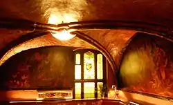 Gewölbe mit Bleiglasfenster und Wandgemälden