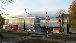 Produktionsgebäude der Goba, davor die Bahnhaltestelle Gontenbad