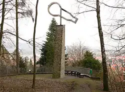 1954 errich­te­ter Obe­lisk mit Glüh­lam­pen­sym­bol auf der Gö­bel-Bas­tei am Ebers­berg ober­halb von Springe zu Eh­ren von Heinrich Göbel, den man in Deutsch­land im 20. Jahr­hun­dert für den Er­fin­der der Glüh­lam­pe hielt.