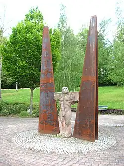 Skulptur von Volker Krebs als zentrales Element der Gedenkstätte