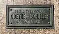 Widmung an der Sockel-Vorderseite des Goethe-Schiller-Denkmals