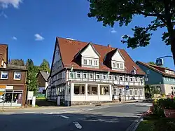 Beginn des Goethewegs am Goethehaus im Stadtzentrum Altenau's