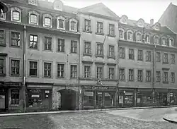 Der Goldene Bär auf der Ostseite der Universitätsstraße (um 1925)