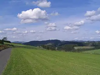 Blick von Südflanke des Hülsenberg (ca.&nbsp;530&nbsp;m) nahe Beisinghausen/Reiste nordostwärts zum Goldenen Strauch