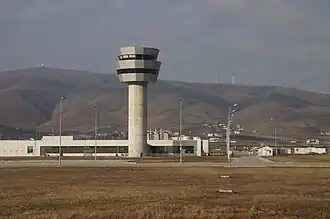 Blick vom Flughafen zur Bergspitze